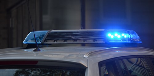eingeschaltetes Blaulicht eines Polizeifahrzeuges